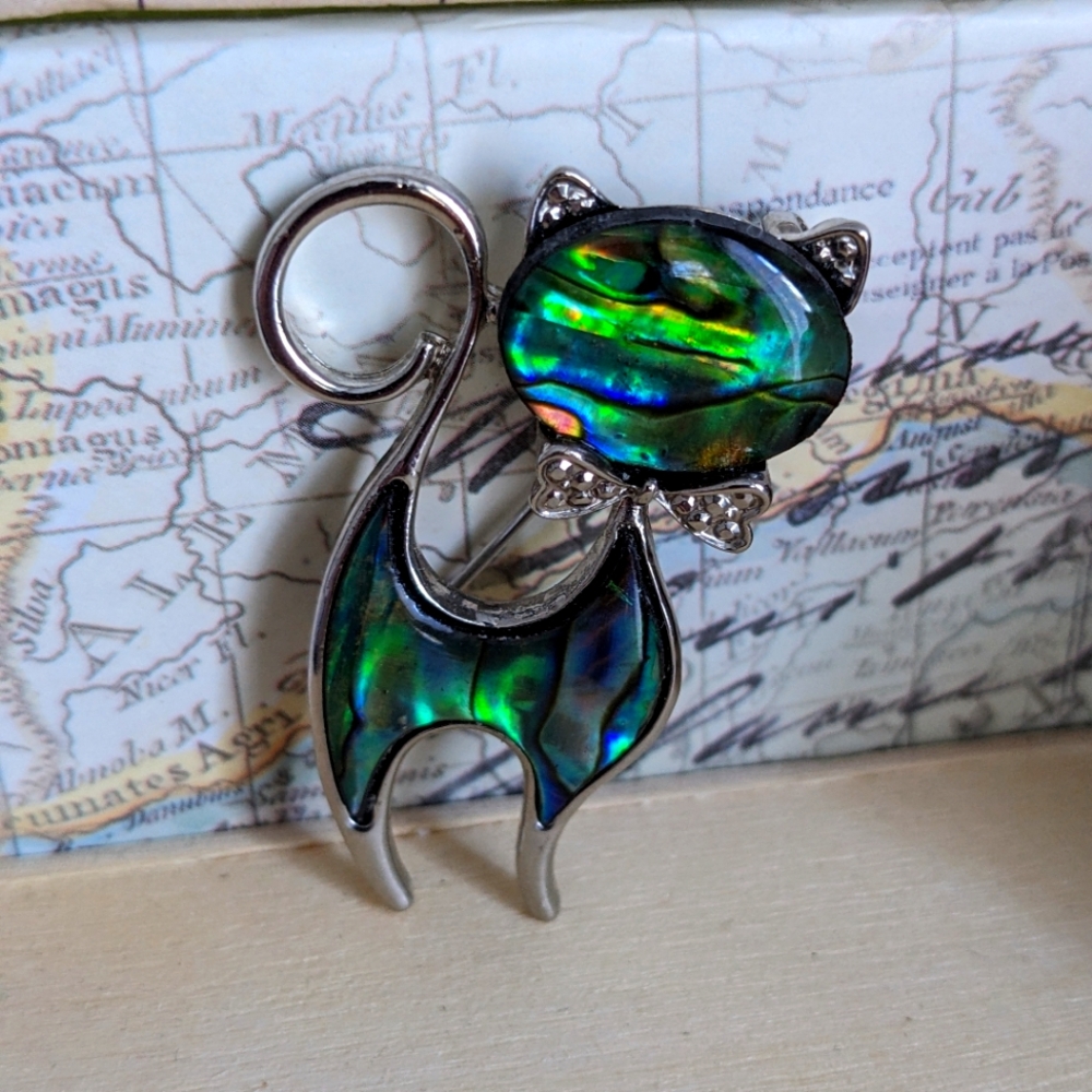 Cute cat bowtie brooch